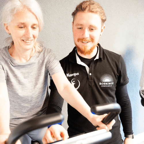 Mitarbeiter trainiert mit Betreuung durch ALTERUM Sporttherapeuten